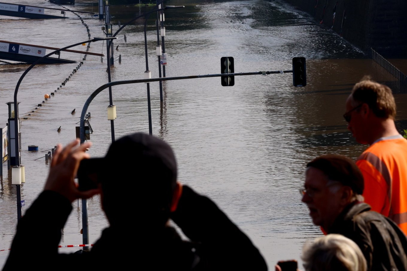 Rumania në alarm të kuq për shkak të reshjeve të shiut, urdhërohet mbyllja e shkollave