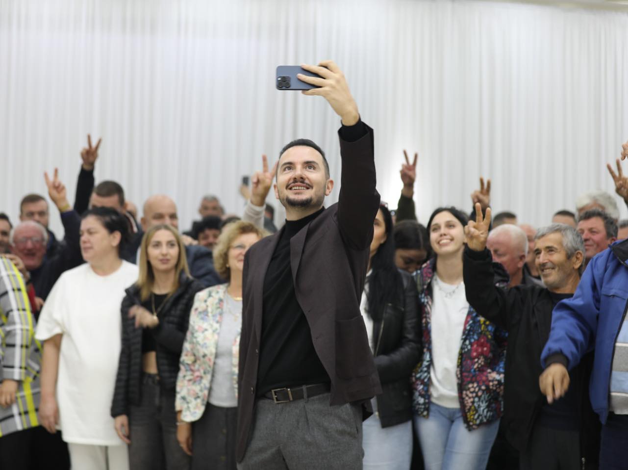 Salianji takohet me mbështetësit e tij në Korçë: Kur politika përpiqet të humbasë kuptimin e saj, forca vjen nga njerëzit