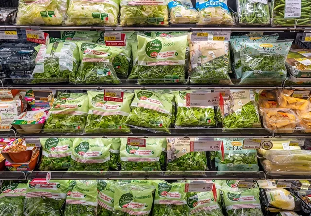 Sallatat e paketuara, a duhen larë? Rreziqet që fshihen!