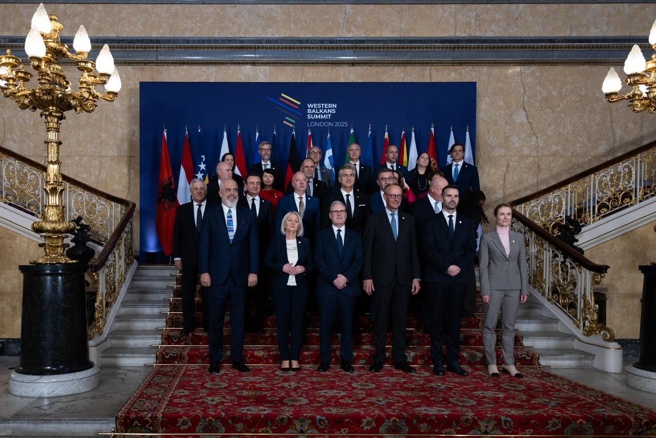 Samiti i Procesit të Berlinit në Londër, Rama krah Starmer e Merz në foton familjare