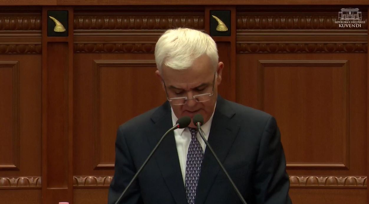 “Sarkozy u hetua 5 vite në liri, Netanyahu…”, Xhafaj sjell në Kuvend shembujt nga jashtë, kritika prokurorëve: ‘Arrestet me burg’ në Shqipëri, të larta