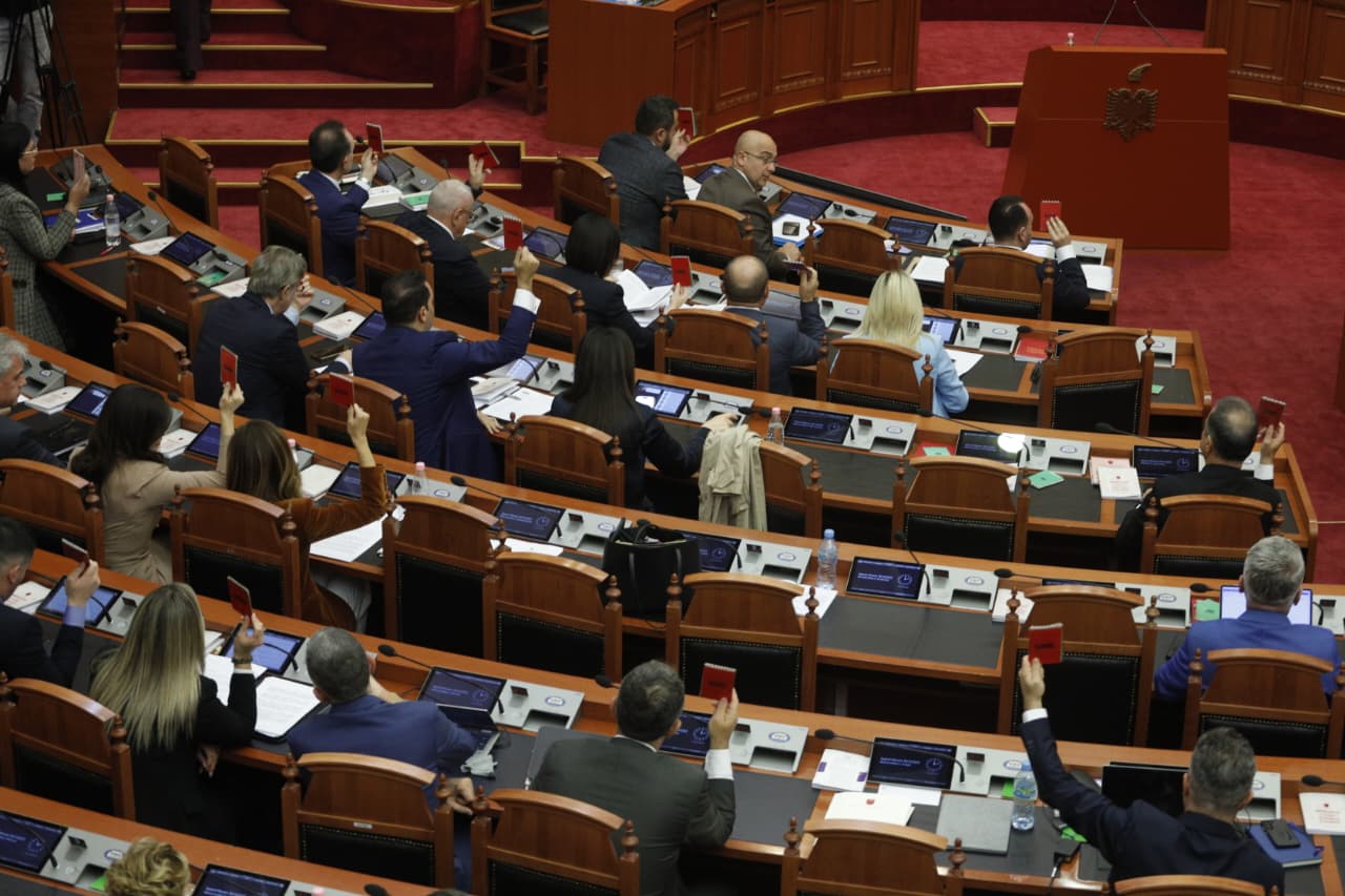 “S’duhet rend dite me 25 pika, s’mbarojmë as deri nesër”, Topalli ankesa për kohën, deputeti Gjoni: Mos humbim kohë me ‘e lagu, s’e lagu’