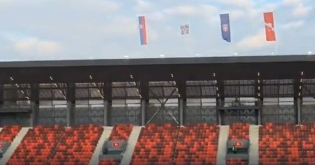 Serbët nuk ndryshojnë, flamuri shqiptar mungon në stadiumin e Leskovcit