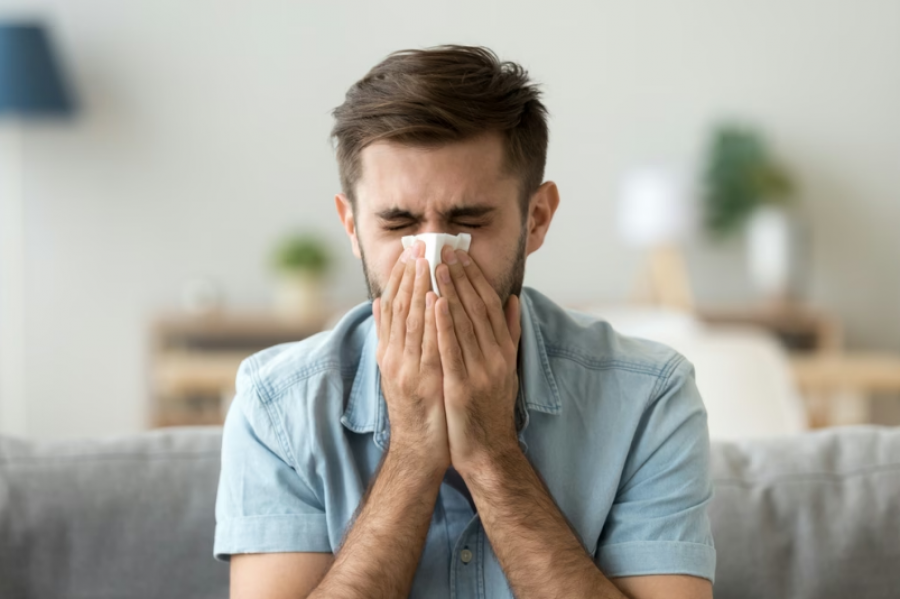 Sezoni i ftohtë sjell teshtimat: Si lindin, pse janë më të forta tek burrat dhe pse nuk duhet t’i mbajmë