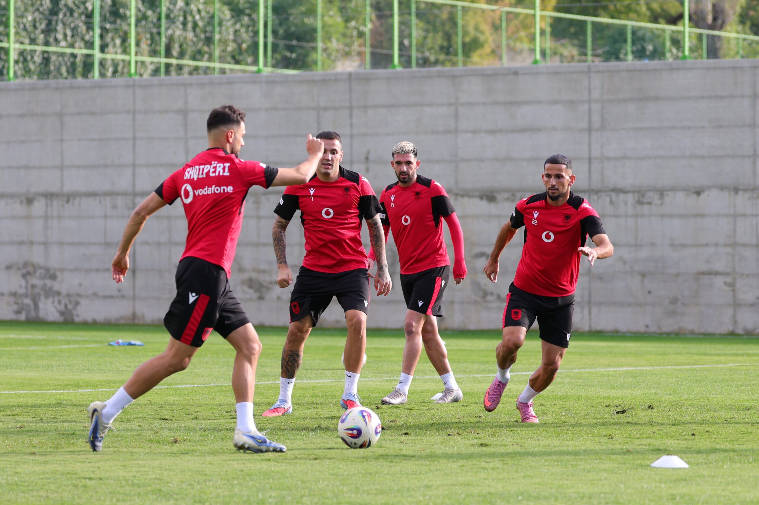 Sfida me Serbinë/ Kombëtarja zhvillon seancën e parë stërvitore, kuqezinjtë humbasin dy lojtarë