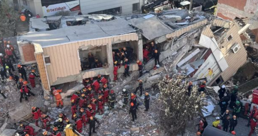 Shembet ndërtesa 7-katëshe në Stamboll, 5 persona të bllokuar nën rrënoja