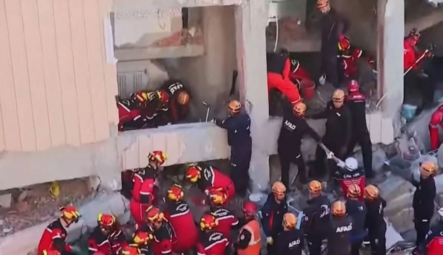 Shembet ndërtesë shtatëkatëshe pranë Stambollit, agoni për familjen me tre fëmijë të bllokuar nën rrënoja