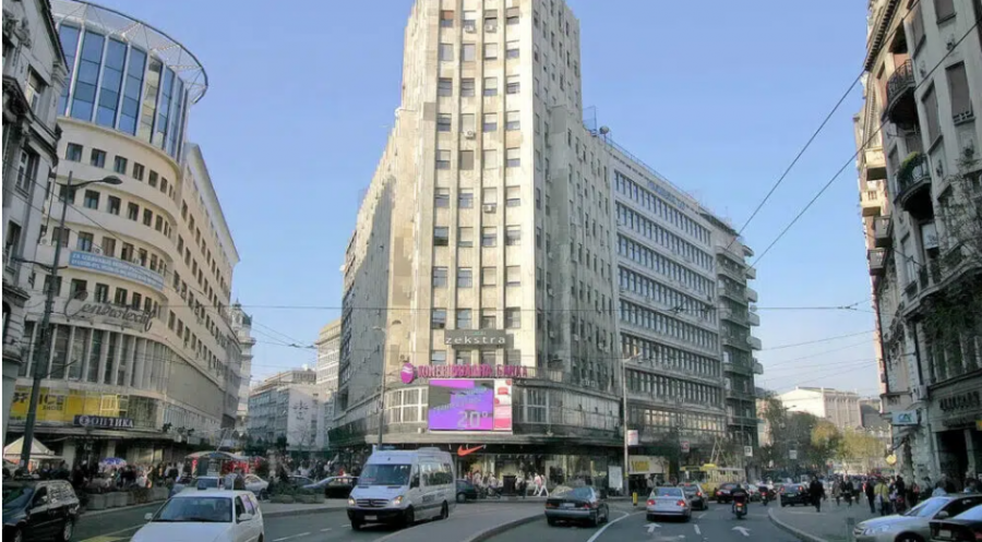 Shitet një pjesë e pallatit ‘Albania’ në mes të Beogradit, sa kushton rrokaqielli i parë në vend dhe çfarë i tërheq blerësit