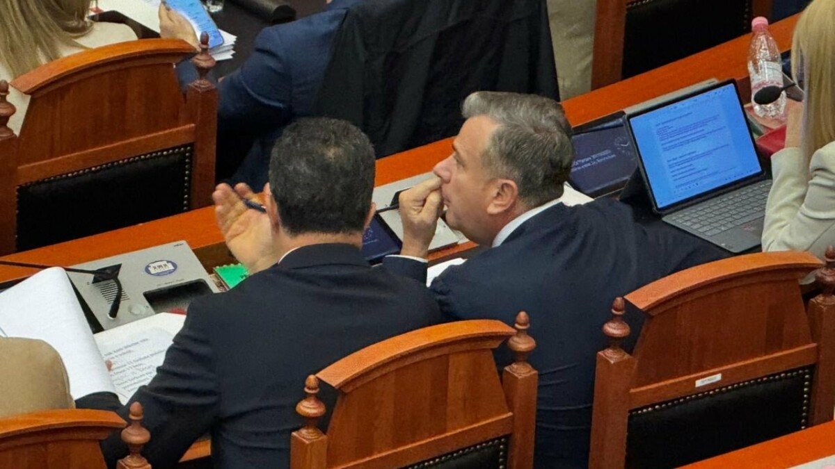 Shkarkimi i Kryetarit të Kuvendit, Peleshi ulet me grupin e PS, seanca drejtohet nga…