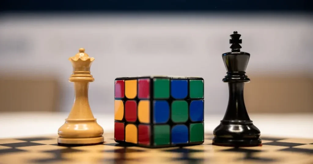 ‘Shkrihen’ shahu dhe kubi i Rubikut, shpiket loja e kombinuar