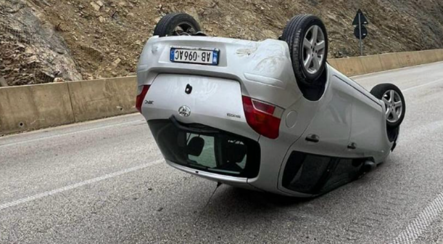 Shoferi humbi kontrollin mbi drejtimin, automjeti përmbyset në rrugë