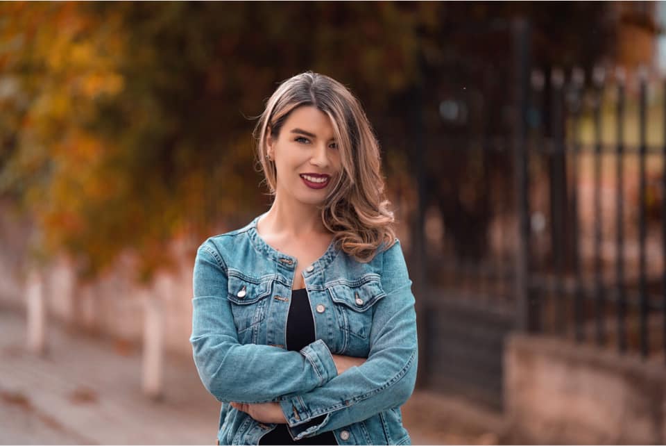 Shpërthimi i feminitetit diellor në poezinë e Donika Dabishevcit