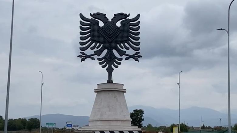 Shqiponja “fluturon” drejt veriut/ Monumenti zhvendoset në Kukës