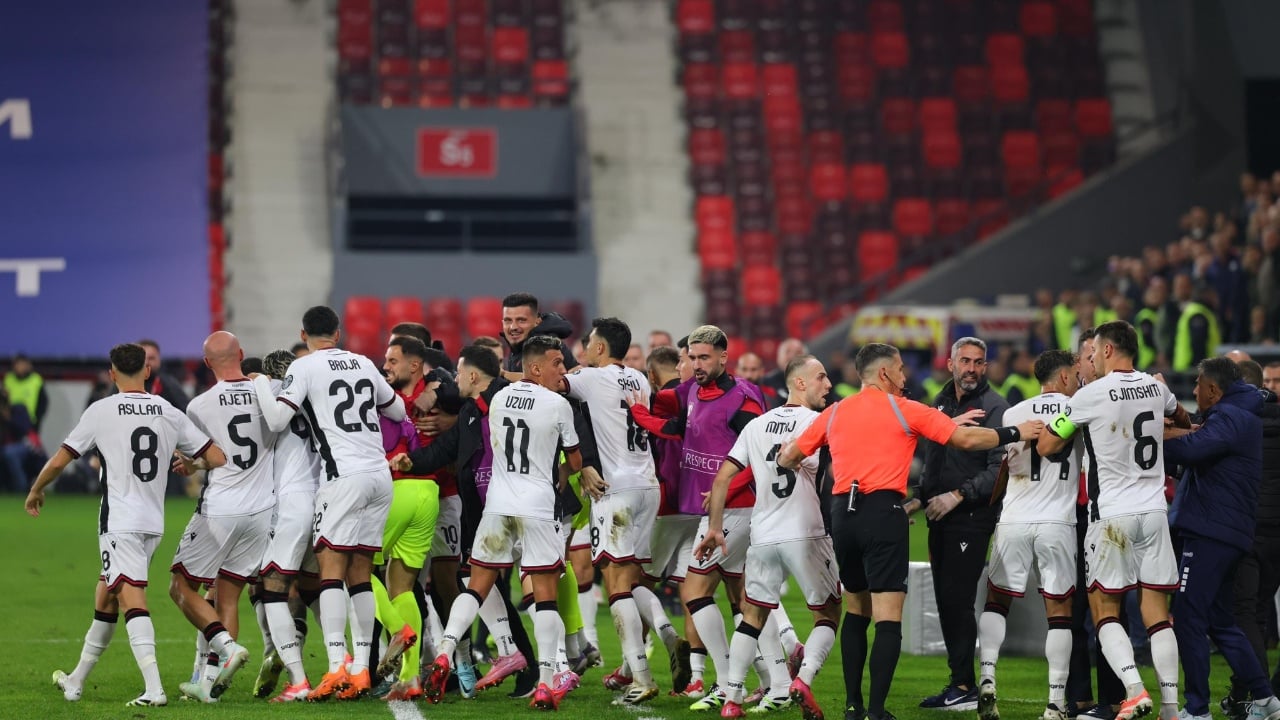 Shqiponjat fluturojnë në Serbi, fitore historike e kuqezinjve. Manaj “hakmerret”, mbajmë gjallë ëndrrën për në Botëror