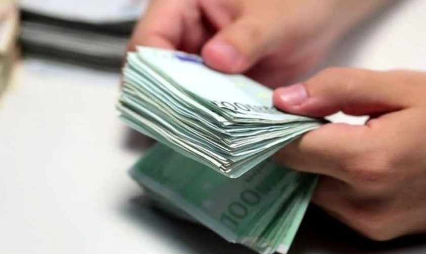 Shqiptarët braktisin bankat, marrin më shumë borxh tek miqtë, ja çfarë zbulon raporti i fundit