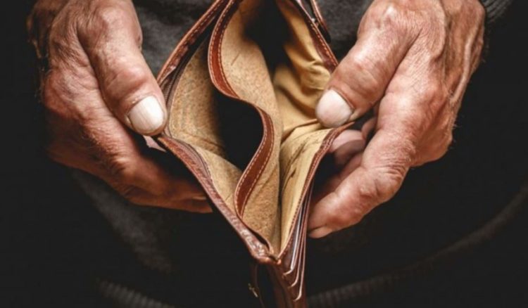 Shqiptarët kanë vështirësi të mbyllin muajin, por një vend europian mendon se është më i varfër