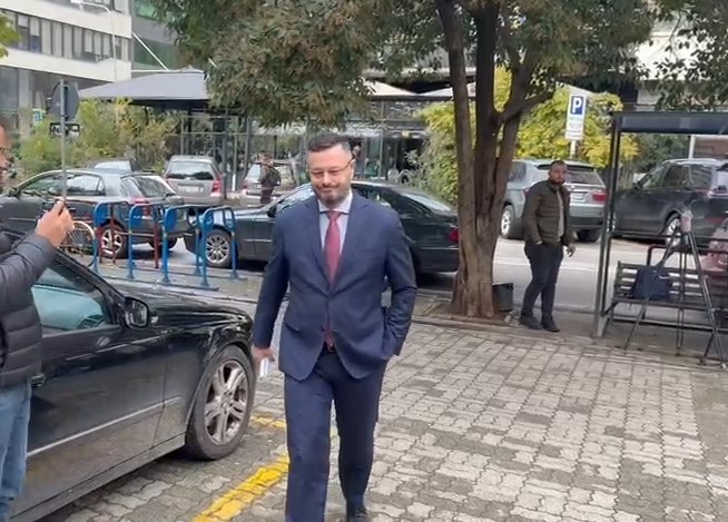 Shtyhet seanca për, ish-sekretarin e Ministrisë së Brendshme, Plarent Ndrecën