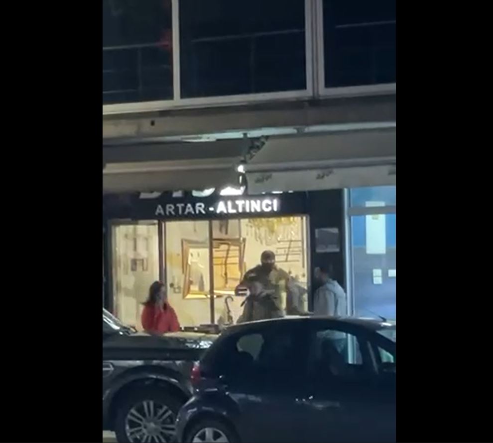 Si në filma/ 4 persona të armatosur grabisin të armatosur argjendarinë (VIDEO)