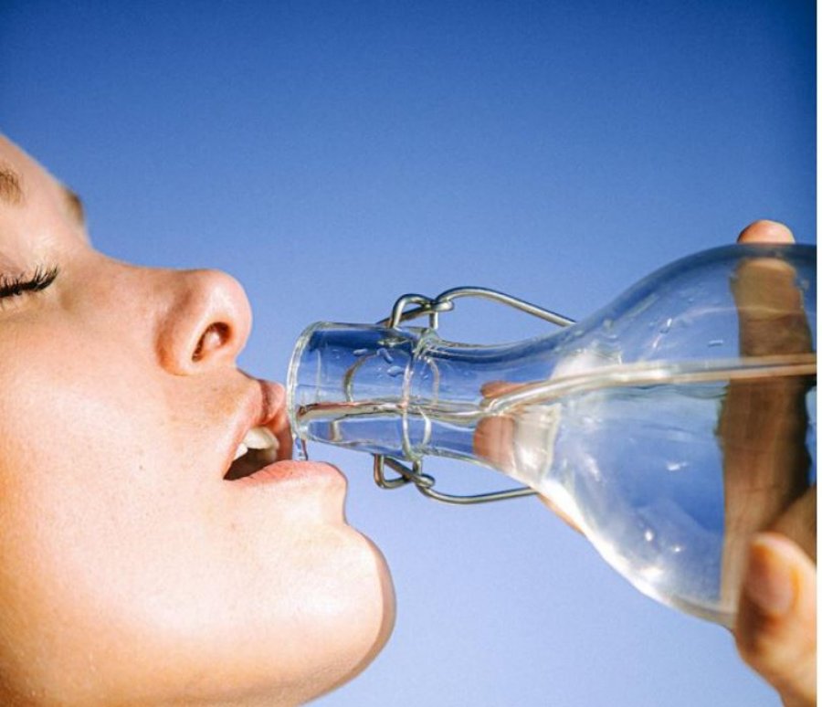 Si ta kuptoni që dikush nuk po pi mjaftueshëm ujë, 11 shenja që trupi nuk duhet t’i injorojë