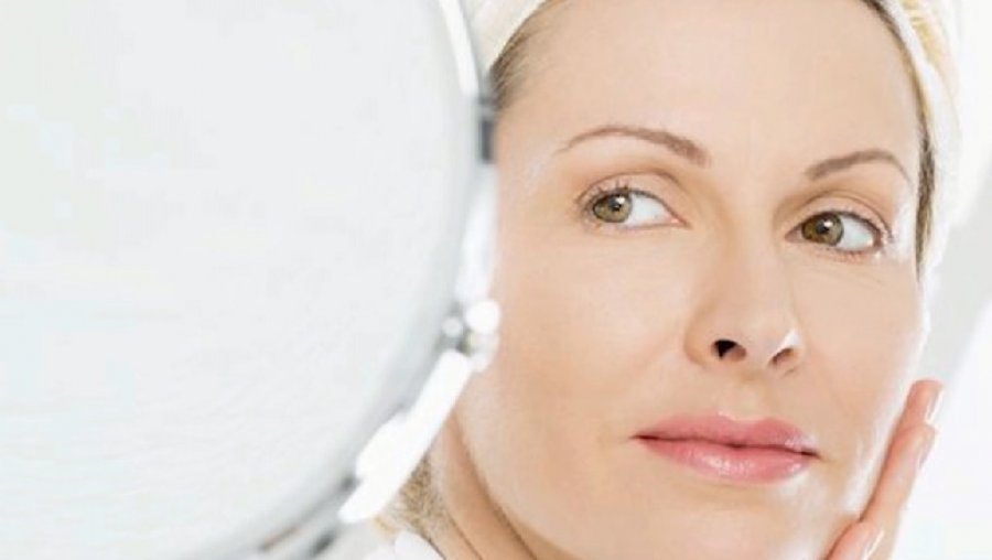 Si të kujdeseni për lëkurën tuaj gjatë vjeshtës, trajtimet e domosdoshme