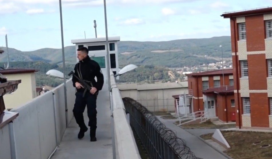 Sistemi antidron vendoset në burgjet e sigurisë së lartë për të ndalur hyrjen e sendeve të jashtëligjshme