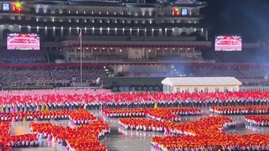 “Sistemi më i fuqishëm bërthamor strategjik”, koreanët zbulojnë në paradën ushtarake raketën e re balistike