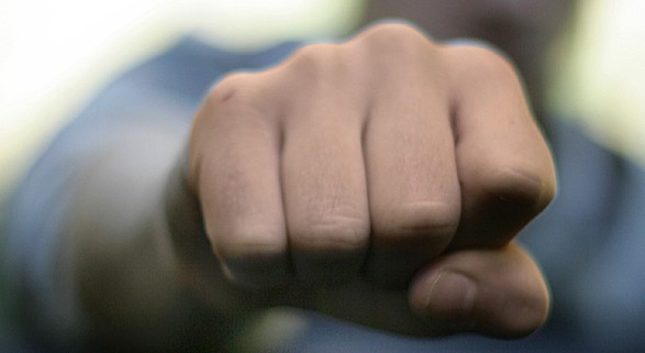 Skandal/ Deputeti shqiptar godet me grusht një qytetar: Më provokoi keq