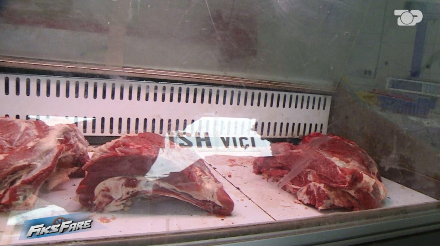 Skandal ushqimor në Peshkopi: Mish pa kontroll veterinar shitet në treg, rrezik për shëndetin publik