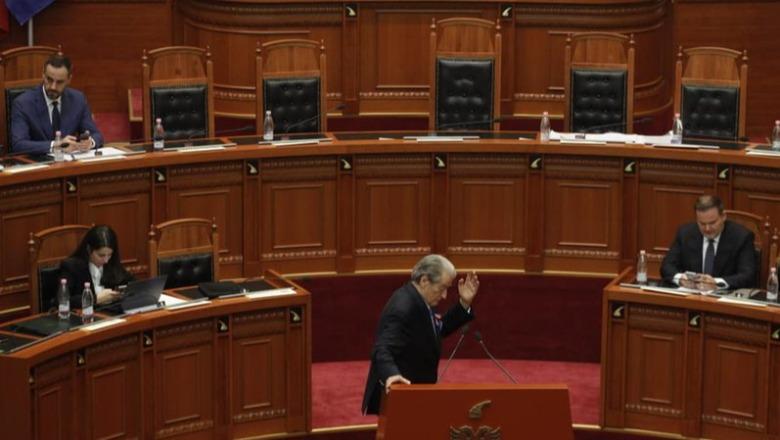 Socialistët ‘tallen’ me Berishën në Kuvend/ Balla publikon videon e kryedemokratit: Në foltore e nuk e kupton se nga i vjen zëri
