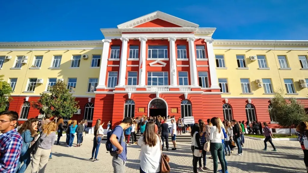 Sot shansi i fundit për maturantët e viteve të kaluara/ Nisin regjistrimet në universitete, ja oraret e vlefshme