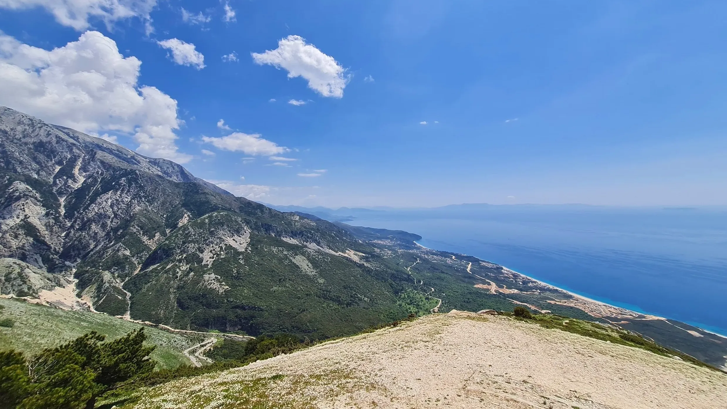 Stabilizohet moti dhe rriten temperaturat, sot kohë e kthjellët me vranësira të pakta