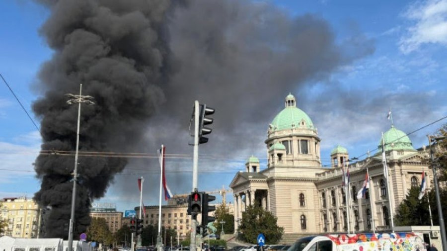 Stojkoviq akuzon regjimin e Vuçiq se qëndron prapa zjarrvënies para Parlamentit të Serbisë