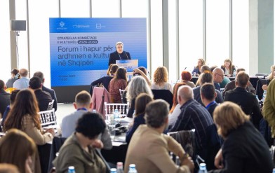Strategjia Kombëtare e Kulturës 2026-2030 mbledh artistë e drejtues institucionesh, kritikë ligjeve që krijojnë pengesa