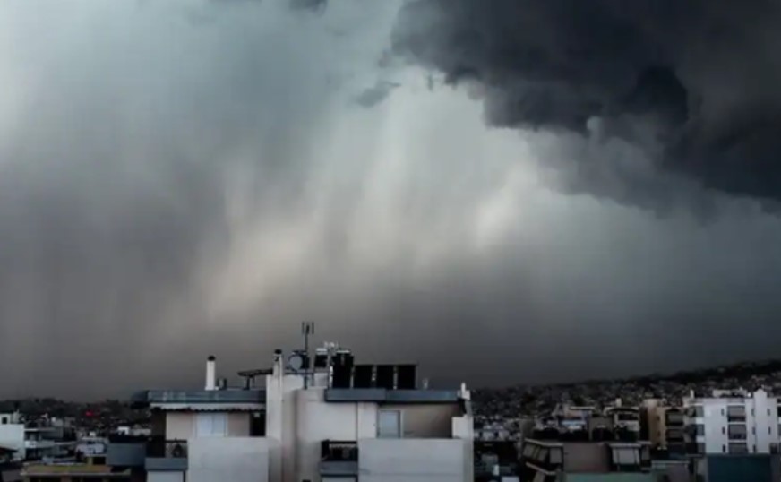 Stuhitë godasin Greqinë perëndimore, autoritetet urdhërojnë mbylljen e shkollave dhe gatishmërinë e emergjencës