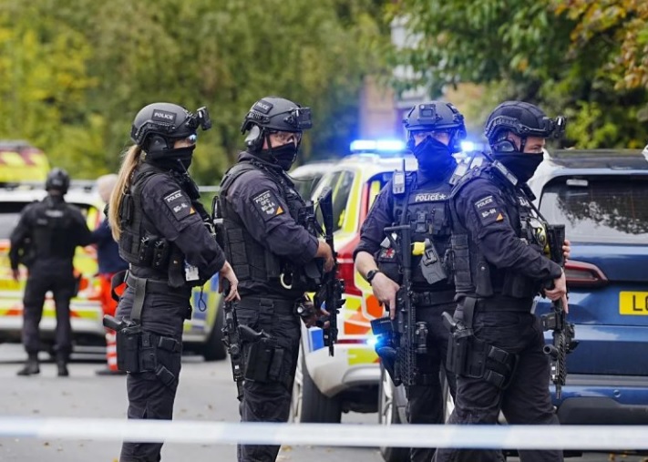 Sulmi ndaj sinagogës në Manchester – Dy nga viktimat dyshohet se u qëlluan aksidentalisht nga policia britanike