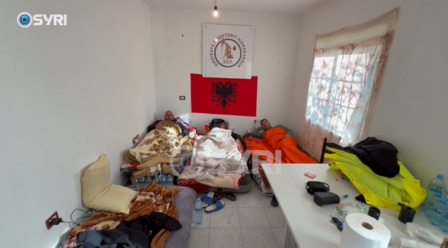 SYRI TV/ Dita e gjashtë e grevës së urisë në Marinzë, përkeqësohet gjendja e 3 grevistëve, refuzojnë spitalin