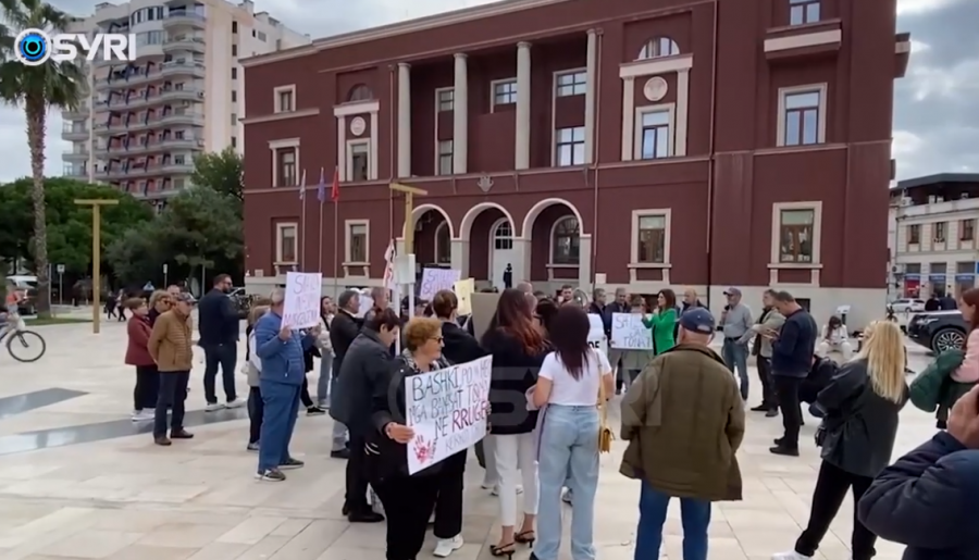 SYRI TV/ Protestë para bashkisë kundër ‘TID Durrës’, banorët kundërshtojnë prishjen e banesave