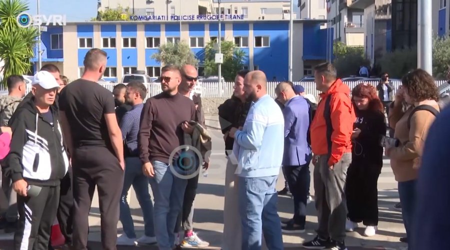 SYRI TV/ Qytetarët protestë para policisë rrugore, qindra monopatina janë sekuestruar