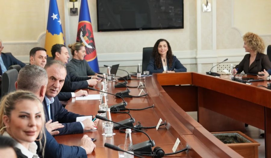 Takimi me presidenten Osmani, liderët politikë në Kosovë: Zgjedhje të reja në dhjetor