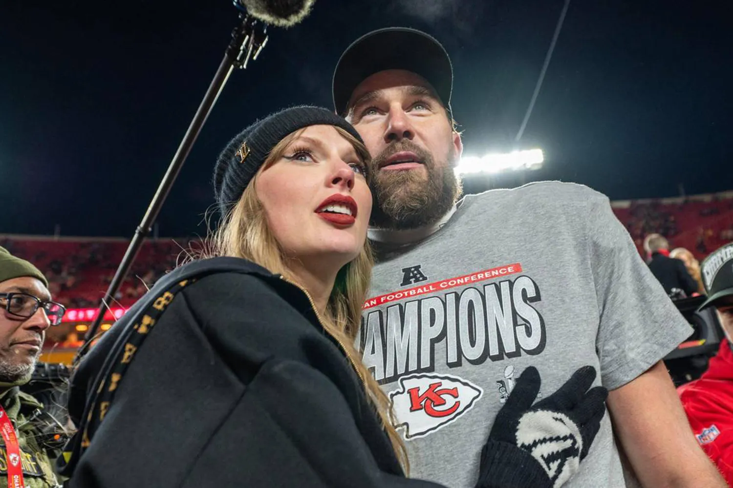 Taylor Swift rrëfen dashurinë me Travis Kelce: E dua personin me të cilin jam!