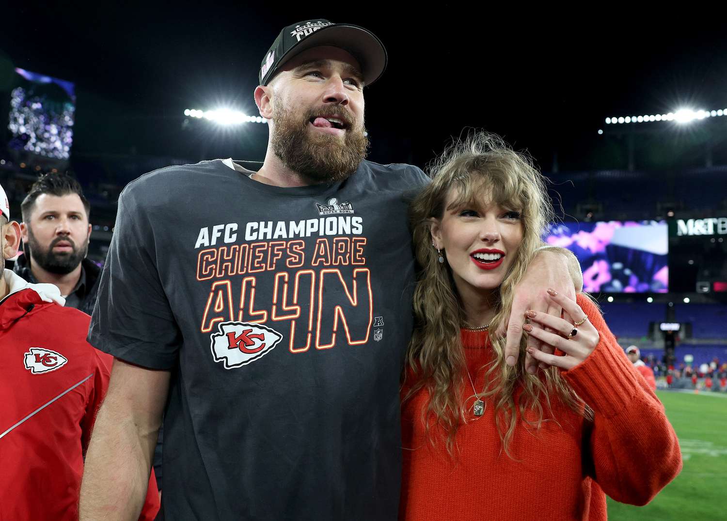 Taylor Swift rrëfen propozimin romantik të Travis Kelce