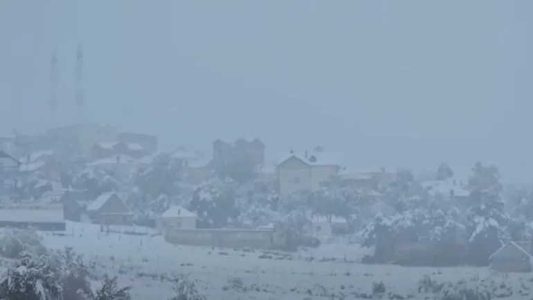 Të bllokuar nga dëbora në Bjeshkët e Javorrit, Bashkia Tropojë nis operacionin e shpëtimit