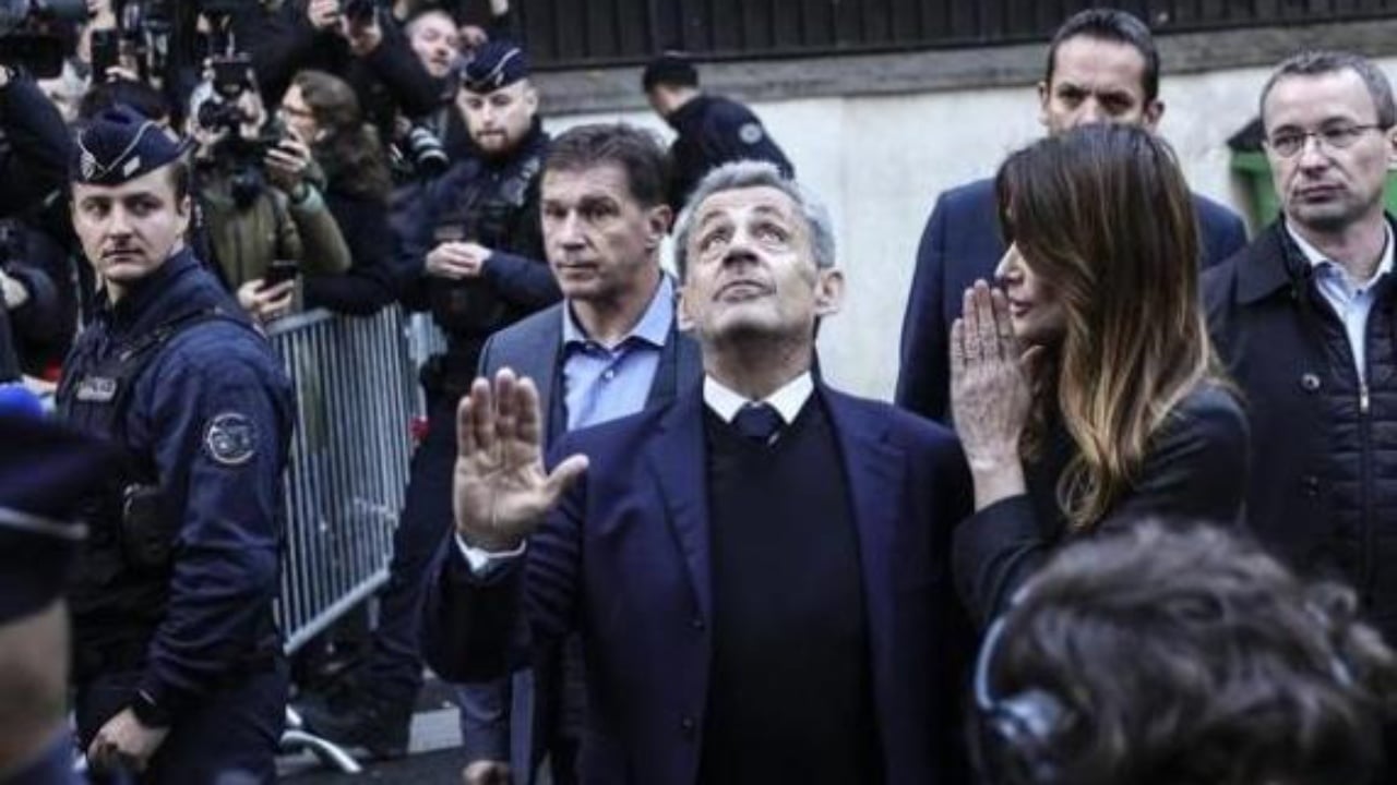 Të burgosurit presin me brohorima Sarkozyn, ish-presidenti francez: Nuk po arrestohet një figurë politike, por një…