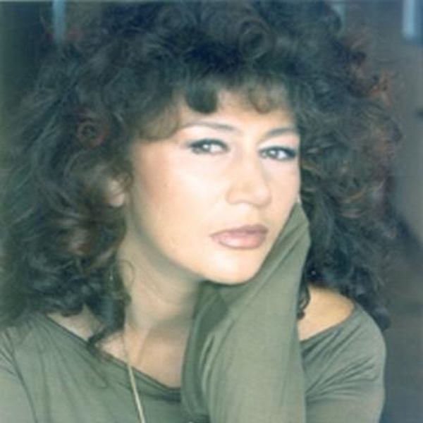 Të desha, të dua, ashtu sikur në jetë s’kam dashuruar… kënduar nga Shpresa Gashi (teksti dhe kënga)