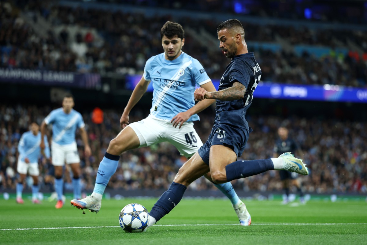 Te Manchester City të kënaqur nga paraqitjet e talentit 21-vjeçar, klubi heq dorë nga blerja e një mbrojtësi tjetër