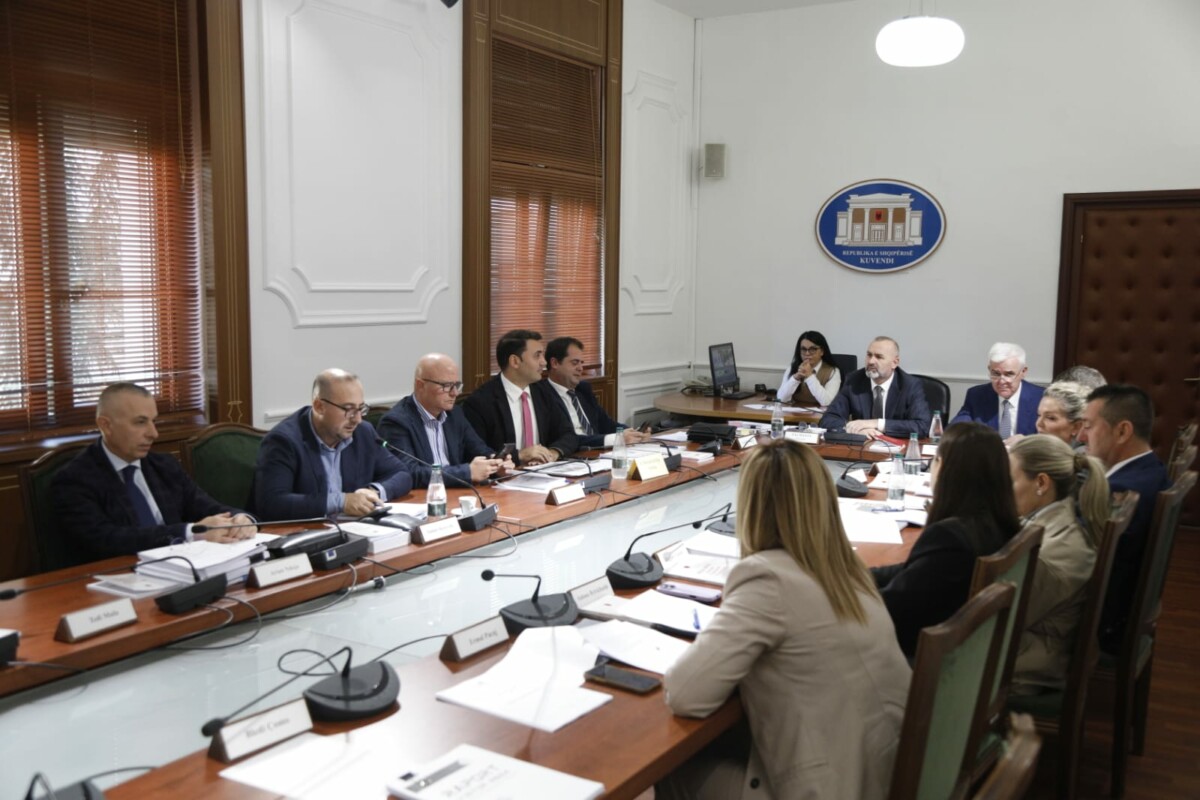 “Të merren masa”/ Belind Këlliçi denoncon: Katër drejtorë ministrie në fushatë