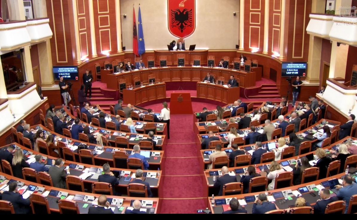 “Të miratohen anëtarët e ‘Rregullatorit’”/ Kalon kërkesa e grupit të PS për ndryshimin e rendit të ditës, Këlliçi: Nuk jemi dakord sepse ende s’i kemi emrat