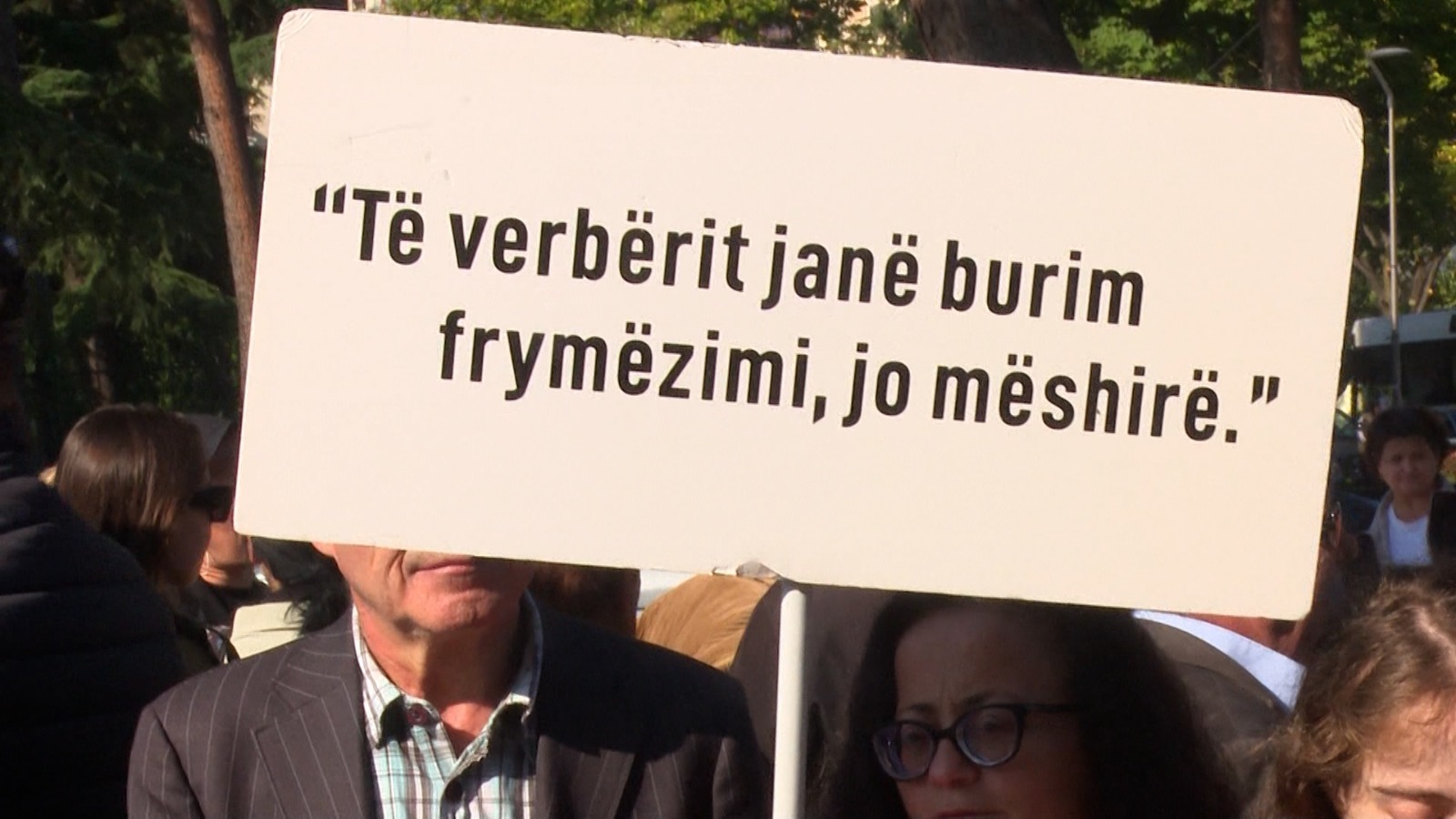 Të verbërit: Ndihemi të harruar, marshim proteste në Ditën Ndërkombëtare të Shkopit të Bardhë