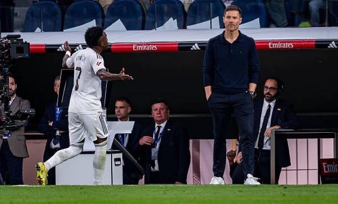 Tension i lartë mes Vinicius dhe Alonso. Braziliani kërkoi falje publike, por paqja mbetet larg