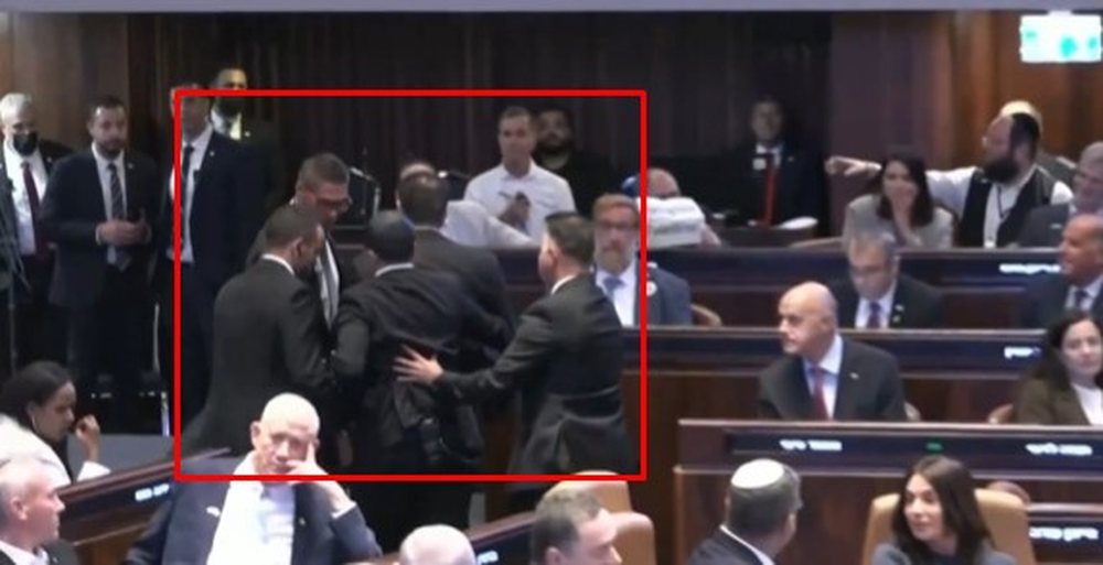 Tensione në parlamentin izraelit, një person tenton të ndërpresë fjalën e Donald Trump, nxirret me forcë nga sigurimi